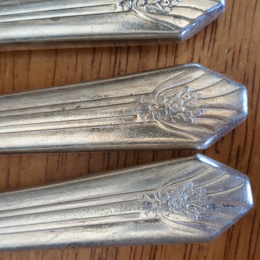 Set of 7 Vintage Butter Knives - Picture 3 of 11